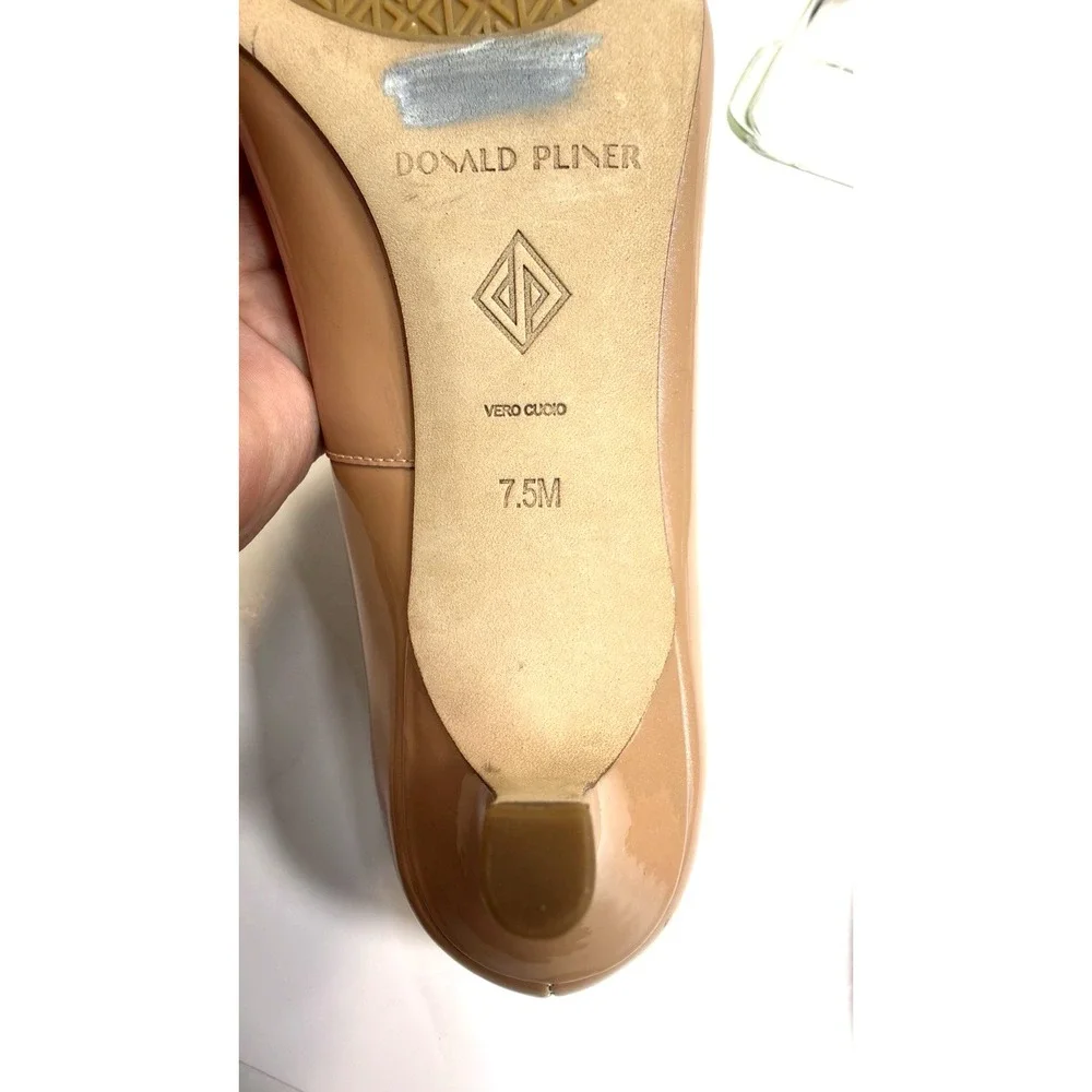 Donald Pliner Tabi Nude Patent Leather Point Toe Kitten Heel Shoes Size 7.5 M